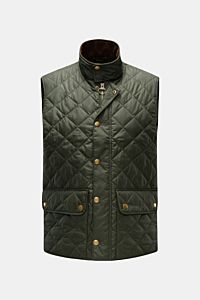 Barbour Steppweste 'New Lowerdale' dunkelgrün, frontale Nahaufnahme, leichte Microfaser-Wattierung, Slim Fit, Stehkragen, Hüfttaschen mit Patte, robuster Zwei-Wege-Reißverschluss, tonales Logo-Stitching.