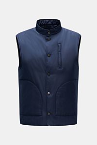 Frontansicht der 04651/ A trip in a bag Outdoorweste 'Padded Nylon' navy aus hochwertiger Microfaser mit Slim Fit, Stehkragen, Fünf-Knopf-Leiste, paspelierter Zipper-Brusttasche und aufgesetzten Fronttaschen, glattem Griff und geschmeidigem Futterstoff, i