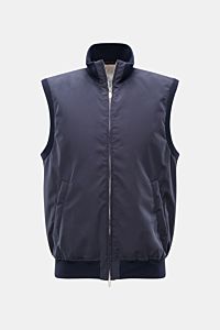 Brustansicht der Brunello Cucinelli Outdoorweste navy mit Microfaser, Slim Fit, Stehkragen, zwei-Wege-Reißverschluss, Rippbündchen, Front- und Innentaschen.
