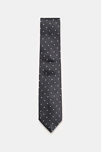 Top-down view of the Tom Ford Seidenkrawatte anthrazit/creme gepunktet, a silk tie with subtle sheen and cream polka dots.

Description: Zeitloser Stil mit luxuriöser Note: Die Seidenkrawatte von TOM FORD überzeugt als elegantes Essential für formelle 