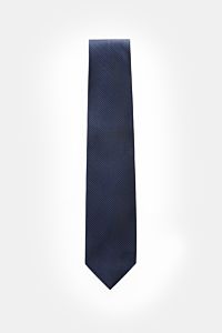 Top-down view of Tom Ford Seidenkrawatte dunkelblau/schwarz gemustert silk tie with subtle houndstooth pattern, logo stitching, 8 cm wide, made in Italy. Luxuriöse Raffinesse: Die Seidenkrawatte von TOM FORD setzt bei formellen Anlässen und im Office eine