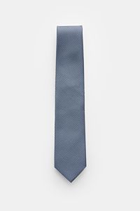 Tom Ford Seidenkrawatte hellblau/schwarz gemustert, elegante Perspektive von oben, reine Seide, dezenter Glanz, Hahnentrittmuster, Logo-Stitching, made in Italy, 8 cm breit.