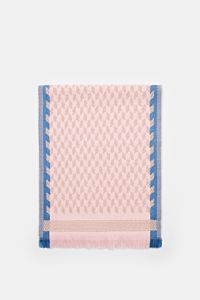 04651/ A trip in a bag Schal '3D Jacquard' rosé/beige/rauchblau gemustert, reine Schurwolle, weicher Griff, schmale Fransenkante, frontal flach liegend, 190x37 cm.