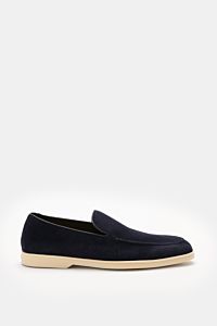 Doucal's Loafer 'Reverse' navy aus feinem Veloursleder seitlich fotografiert, schmal zulaufend, Steppnaht, hellbeige Kautschuksohle.