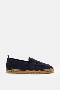 Side view of Castañer Espadrilles 'Nacho T' navy in soft navy veloursleder with jute-wrapped vulcanized rubber sole, penny strap, decorative front seam, back stitching, and pull loop.

Description: Die Espadrilles 'Nacho' von CASTAÑER aus Veloursleder 