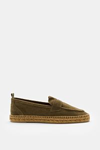 Castañer Espadrilles 'Nacho T' oliv shown in side view, made of soft olive veloursleder with jute trim, penny strap, decorative front seam, pull loop, and flexible rubber sole. Die Espadrilles 'Nacho' von CASTAÑER aus Veloursleder verbinden gekonnt die ma