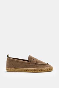 Side view of Castañer Espadrilles 'Nacho T' taupe made of soft velour leather, featuring a penny strap, decorative stitching, jute trim, and flexible rubber sole.