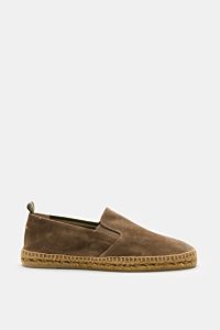 Side view of Castañer Espadrilles 'Joel' taupe, a casual classic with soft suede, elastic sides, jute-wrapped vulcanized rubber sole, and back stitching. Legerer Klassiker: Mit diesen Espadrilles aus Leinen von CASTAÑER mit vulkanisierter Gummisohle mit J