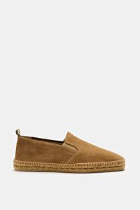 Side view of Castañer Espadrilles 'Joel' hellbraun, a casual classic in soft velour leather with soft grip, slightly narrow shape, side elastic inserts, practical pull loop, decorative rear stitching, braided jute trim, and flexible rubber sole. Legere