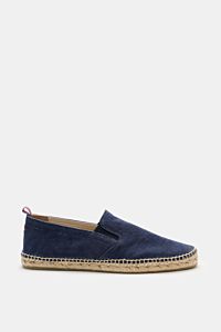 Side view of Castañer Espadrilles 'Joel' navy in cotton canvas with elastic inserts, jute trim, decorative back stitching, pull tab, and flexible rubber sole.

Description: Die Espadrilles 'Joel' von CASTAÑER aus Canvas verbinden gekonnt die markentypi