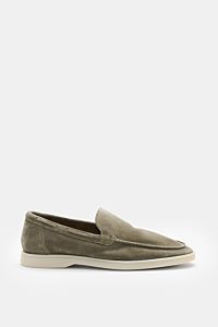 Side view of the Aurélien Loafer 'Yacht 2.0' oliv in smooth olive velour leather, featuring a narrow silhouette, distinctive front cap seam, leather lining, and a flexible rubber sole, showcasing ultimate comfort, breathability, and flexibility with subtl