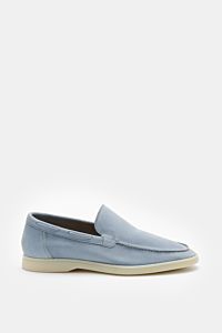 Side view of Aurélien Loafer 'Yacht 2.0' hellblau in light blue supple suede with slim silhouette, hand-stitched toe, leather lining, and flexible rubber sole for ultimate comfort and breathability.