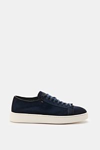 Side view of Santoni Sneaker 'Clean Icon' navy in fine suede with round shape, seven-eyelet lacing, emblem and logo patch on tongue, leather lining, and lightweight rubber sole. A classic for Casual Friday, perfect for a day on your feet.  
Ein Klassik