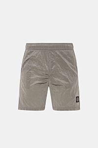 Stone Island Badeshorts grau in Frontansicht mit elastischem Bund, recycelter Microfaser, Regular Fit, Taschen und Metall-Optik.
