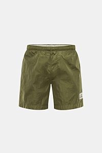 Vorderansicht der C.P. Company Badeshorts oliv aus schnell trocknender Microfaser mit glänzender Oberfläche, elastischem Bund, Tunnelzug und Logo-Patch.