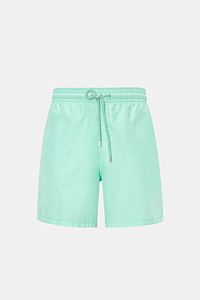 Vorne fotografierte mintgrüne Vilebrequin Badeshorts 'Moorea' aus leichter Microfaser mit elastischem Bund, Tunnelzug und Taschen.