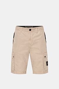 Stone Island Cargo-Bermudas beige, frontale Ansicht, reine Baumwolle, hohe Bundhöhe, praktische Cargotaschen mit Druckknöpfen und Kompass-Badge.