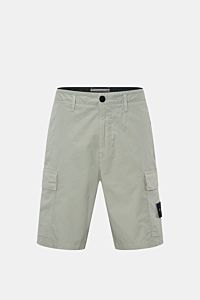 Stone Island Cargo-Shorts salbei, frontale Aufnahme, aus leicht elastischer Baumwolle, Regular Fit, mit Cargotaschen, Bundknopf, Reißverschluss und Kompass-Badge.