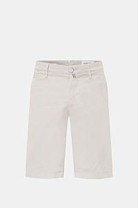 Jacob Cohen Bermudas 'Bob' hellgrau, Slim Fit, garment dyed, elastische Baumwolle, Button Fly, französische Taschen, Leder-Patch, Frontansicht.