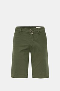 Jacob Cohen Bermudas 'Bob' grün, slim Fit, garment dyed, elastische Baumwolle, Button Fly, französische Taschen, Lederpatch, Frontansicht.