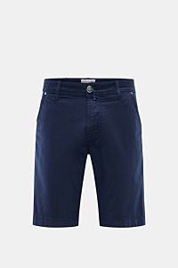 Jacob Cohen Bermudas 'Lou' navy shown from the front, made of lightweight cotton and lyocell blend with elasticated, soft fine twill fabric.  
Summer as it should be: The 'Lou' bermudas by JACOB COHEN combine the distinctive style of the Italian denim 