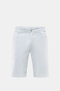 Front view of Jacob Cohen Bermudas 'Lou' pastel blue, lightweight cotton and lyocell blend, regular fit with button fly and pockets.

Summer as it should be: The 'Lou' bermudas by JACOB COHEN combine the distinctive style of the Italian denim label wit