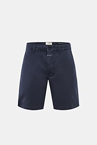 Frontansicht der Closed Shorts navy aus leicht elastischem Baumwoll-Twill, Regular Fit mit Tunnelzug, Reißverschluss, Bundknopf, französischen Taschen und paspelierten Gesäßtaschen.