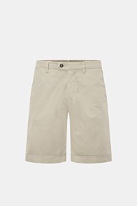 Mason's Shorts 'Torino' beige, frontal fotografiert, aus elastischer Baumwolle mit Reißverschluss, Bundknopf, Taschen und fixiertem Saumaufschlag.