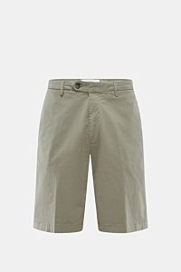 Briglia 1949 Shorts 'Garda' salbei in Twill aus elastischer Baumwolle, Regular Fit, mit Knopf, Reißverschluss, französischen Taschen, Uhrentasche, frontal fotografiert.