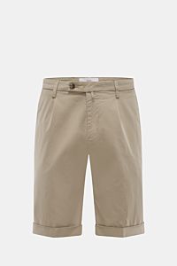 Briglia 1949 Bermudas taupe, Slim Fit, elastische Baumwolle, Reißverschluss, Bundknöpfe, französische Taschen, Uhrentasche, Saumaufschlag, Frontansicht.