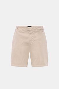 Dondup Shorts 'Manheim' sand, frontale Ansicht, elastische Baumwolle, Regular Fit, hohe Leibhöhe, Reißverschluss, französische Taschen, Metall-Initial.