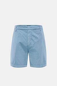 Dondup Seersucker-Shorts 'Manheim' rauchblau, Frontansicht, Regular Fit, Baumwoll-Seersucker, elastisch, Taschen mit Patte, Metall-Initial.