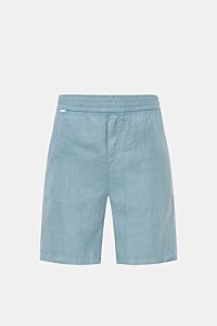 Front view of 04651/ A trip in a bag Leinenshorts rauchblau, comfortable linen shorts with elastic waistband, French pockets, soft feel, garment dyed, regular fit, small woven label on waistband, and patch back pocket. Mit diesem luftigen Modell präsentie