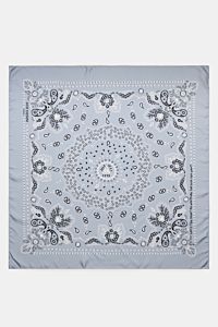 Top view of the Ace Denim Silk scarf smoky blue/black/white patterned with paisley design, showcasing its soft pure silk fabric in a 90x90 cm square.

Eye-catching for the warm season: The ACE DENIM silk scarf in a bandana design is a casual statement 