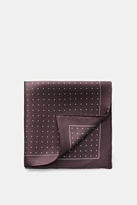 Tom Ford Seiden-Einstecktuch dunkelbraun/weiß gepunktet, folded silk pocket square with small white dots and rolled edges, top view.

Dieses Einstecktuch von TOM FORD aus reiner Seide setzt mit seinem dezenten Punktmuster und den rollierten Kanten ein 