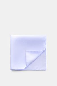 Top-down view of Tom Ford Seiden-Einstecktuch hellblau/weiß gepunktet, a light blue silk pocket square with white dots, rolled edges, smooth texture, small TOM FORD print, made in Italy, approx. 39x39 cm. Dieses Einstecktuch von TOM FORD aus reiner Sei