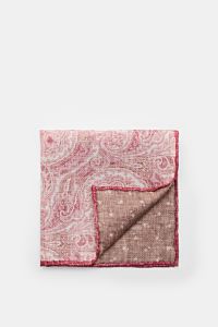 Folded Rosi Collection Einstecktuch 'Joy' magenta/altrosa/weiß gemustert pocket square shown from top view, with front paisley and back dotted patterns.

Eleganter Eyecatcher: Mit seinem modernen Paisley-Muster wird das Einstecktuch von ROSI COLLECTION