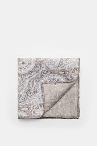 Rosi Collection Einstecktuch 'Joy' rauchblau/weiß/braun gemustert, folded pocket square shown from top view, silk-linen blend with modern paisley front and dotted back, rolled edges, 30x30 cm, made in Italy.