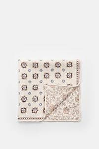 Rosi Collection Seiden-Einstecktuch 'Easy' beige/dunkelbraun/rauchblau gemustert, reine Seide, Medaillon-Print, florale Rückseite, rollierte Kanten, soft, Made in Italy, ca. 31x31 cm, Draufsicht.