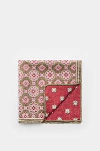 Folded pocket square viewed from above showing front and partially turned corner back, Rosi Collection Seiden-Einstecktuch 'Easy' oliv/rot/rosé gemustert, reine Seide, softer, geschmeidiger Griff, eleganter Medaillon-Print mit Borte, kontrastierende Rücks