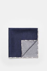 Brunello Cucinelli Seiden-Einstecktuch navy/rauchblau shown from top view, folded to reveal both navy and smoke blue sides with hand-rolled edges.