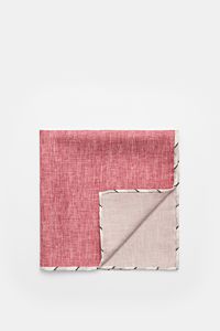 Top-down view of Brunello Cucinelli Seiden-Einstecktuch dunkelrot/taupe meliert, a folded pocket square with a dark red front and taupe back, hand-rolled edges. Quiet Luxury kann BRUNELLO CUCINELLI besonders gut und bringt auch in dieser Saison passende E