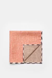 Top view of folded Brunello Cucinelli Seiden-Einstecktuch apricot/graubraun meliert pocket square with hand-rolled edges, pure silk, smooth feel, made in Italy, approx. 35x35 cm. Quiet Luxury kann BRUNELLO CUCINELLI besonders gut und bringt auch in dieser