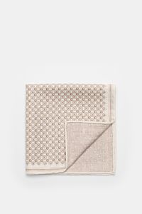 Brunello Cucinelli Seiden-Einstecktuch sand/hellbraun/beige gemustert, aus reiner Seide mit grafischem Print und Borte, Vorder- und Rückseite unterschiedlich, weich, rollierte Kanten, flach liegend fotografiert.