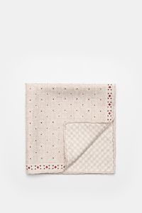 Top-down view of the folded Brunello Cucinelli Seiden-Einstecktuch beige/weiß/rot gemustert with graphic print, showing front and back patterns.

Zeitloser Akzent für besondere Momente: Das Einstecktuch aus reiner Seide von BRUNELLO CUCINELLI verleiht 