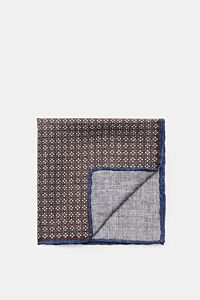 Brunello Cucinelli Seiden-Einstecktuch dunkelbraun/navy/sand gemustert, folded pocket square with floral pattern, navy rolled edges, photographed from above. 

Quiet Luxury heißt der große Trend: Das kann BRUNELLO CUCINELLI besonders gut und bringt auc