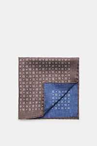 Folded Brunello Cucinelli Seiden-Einstecktuch dunkelblau/graubraun/weiß gemustert pocket square shown from top view, featuring graphic pattern and hand-rolled edges.

Description: 
Quiet Luxury kann BRUNELLO CUCINELLI besonders gut und bringt auch in d