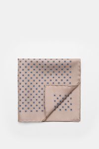 Brunello Cucinelli Seiden-Einstecktuch navy/rauchblau shown from top view, folded with navy geometric patterns on smoke blue silk fabric. Quiet Luxury kann BRUNELLO CUCINELLI besonders gut und bringt auch in dieser Saison passende Einstecktücher, wie d