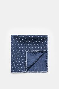 Brunello Cucinelli Seiden-Einstecktuch navy/graublau gepunktet, folded with one corner flipped, showing silk fabric with smooth grip, dotted pattern, hand-rolled edges, made in Italy, approx. 35x35 cm, photographed from above. Quiet Luxury heißt der große