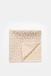 Top-down view of Brunello Cucinelli Seiden-Einstecktuch gold/hellgrau gepunktet, a silk pocket square with a subtle polka dot pattern and hand-rolled edges.

Description: Quiet Luxury heißt der große Trend: Das kann BRUNELLO CUCINELLI besonders gut und